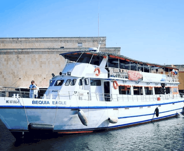 barco bequia para atardecer en la bahía